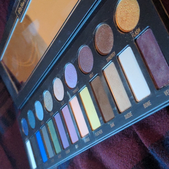 LE KVD Metal Mattes palette - Picture 3 of 5